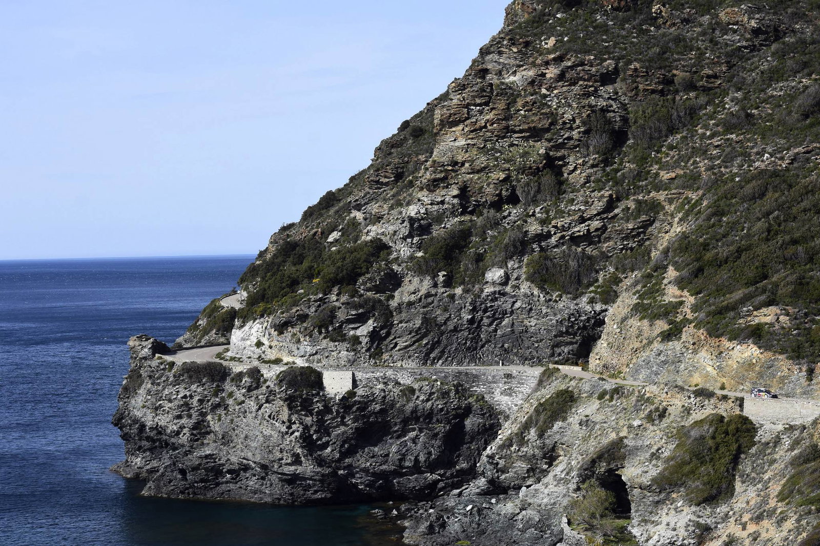 Ogier pulls out lead on Neuville