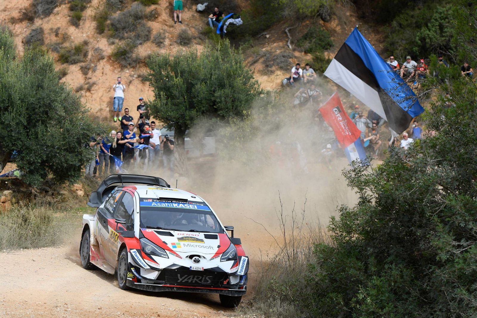 Tanak memimpin memimpin Reli Australia, Ogier tetap di jalur gelar