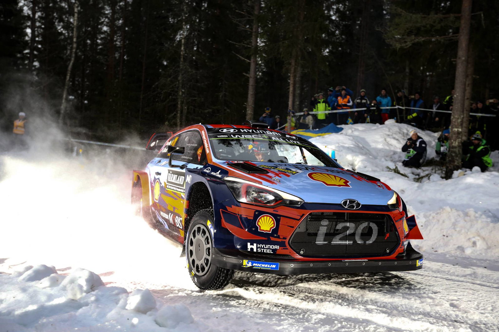 Neuville memimpin Ogier saat Reli Swedia sedang berlangsung