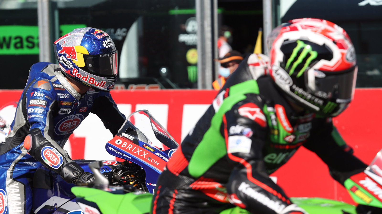 Toprak Razgatlioglu and Jonathan Rea, French WorldSBK Superpole race, 5 September 2021