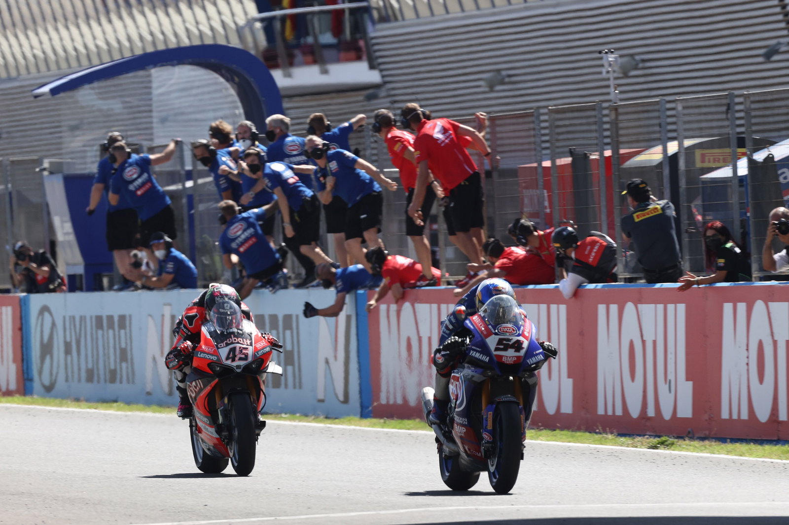Toprack Razgatlioglu and Scott Redding, Jerez WorldSBK race2, 26 September 2021