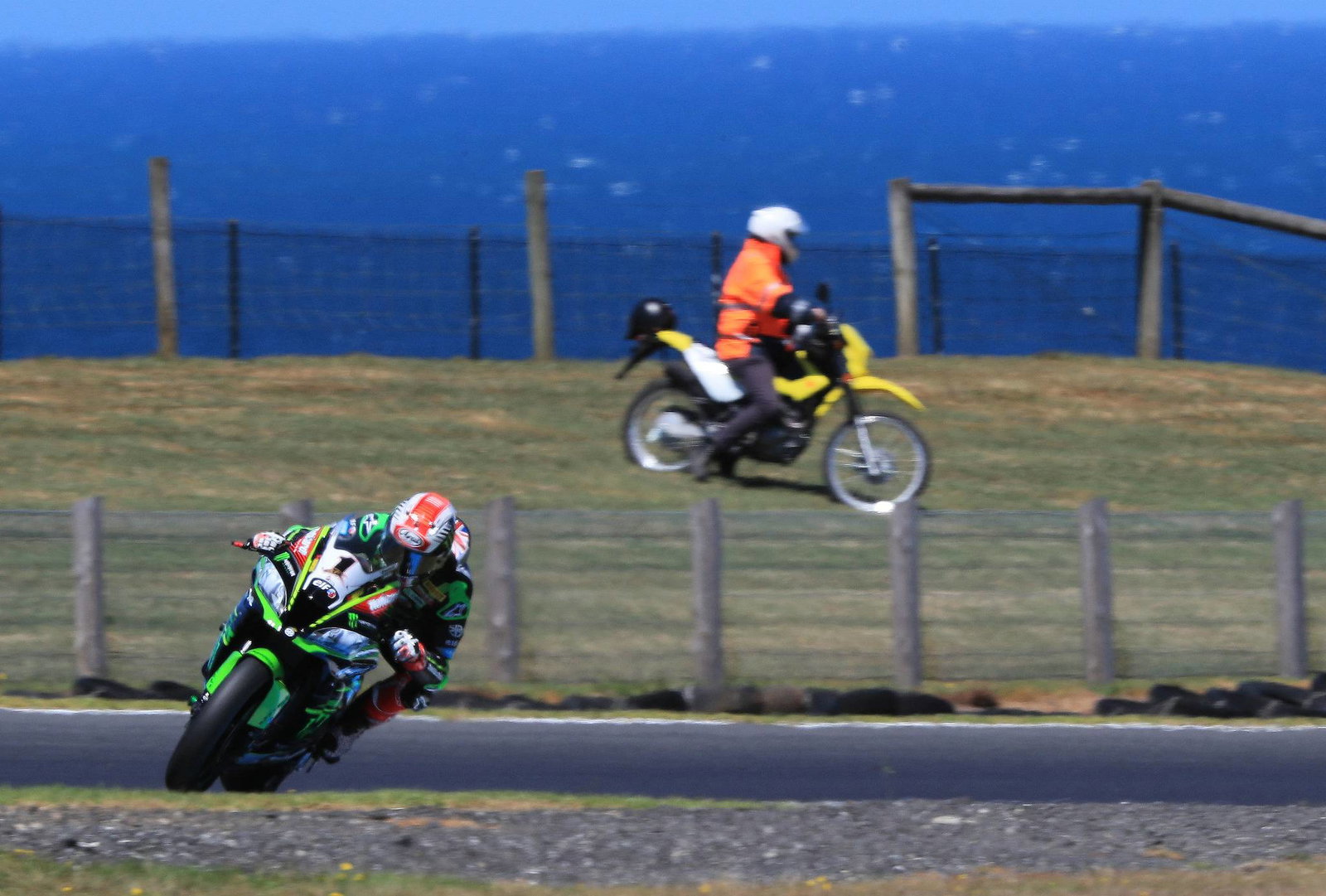 Savadori leads Camier in tricky weather at Phillip Island