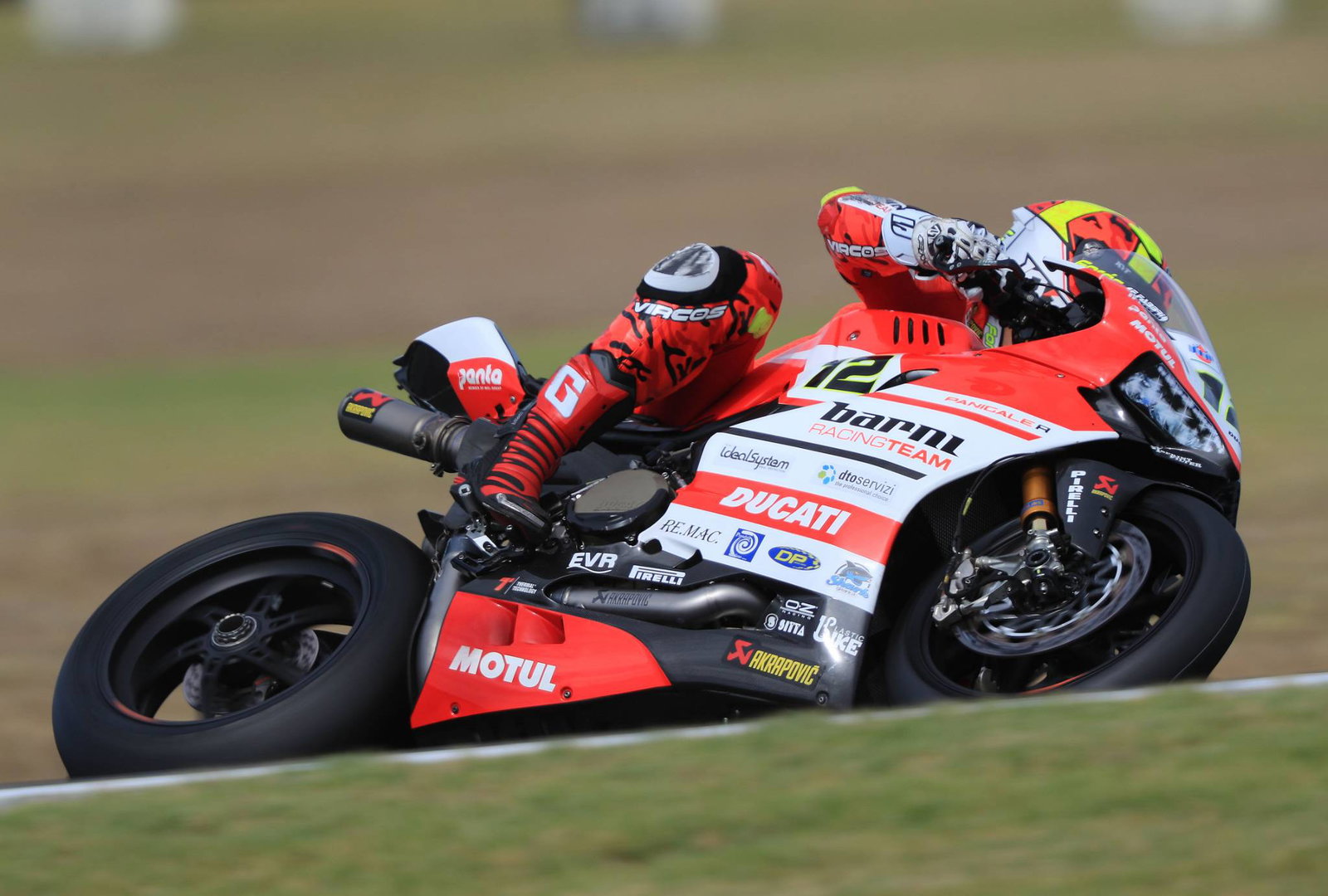 Savadori leads Camier in tricky weather at Phillip Island