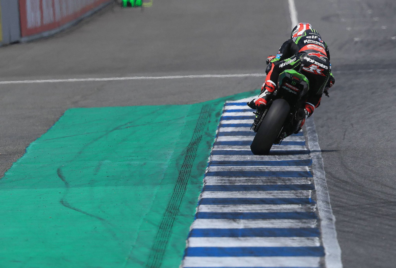 Rea snatches pole from Sykes by 0.003s