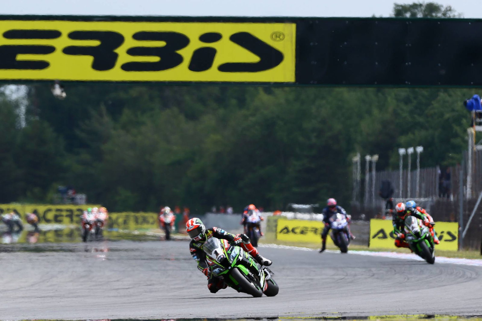 Lowes meraih kemenangan perdananya di World Superbike saat Rea, Sykes bentrok