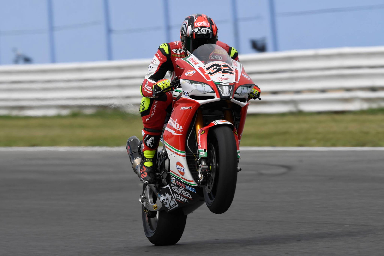 Savadori leads Milwaukee Aprilia charge