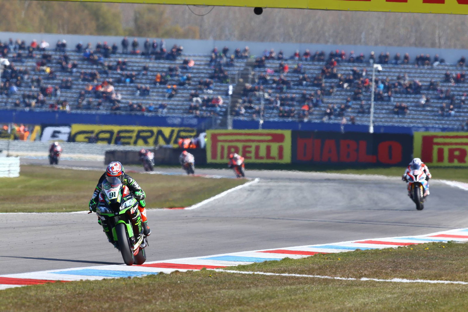 Davies keluar untuk mempertahankan kurva ke atas di Imola