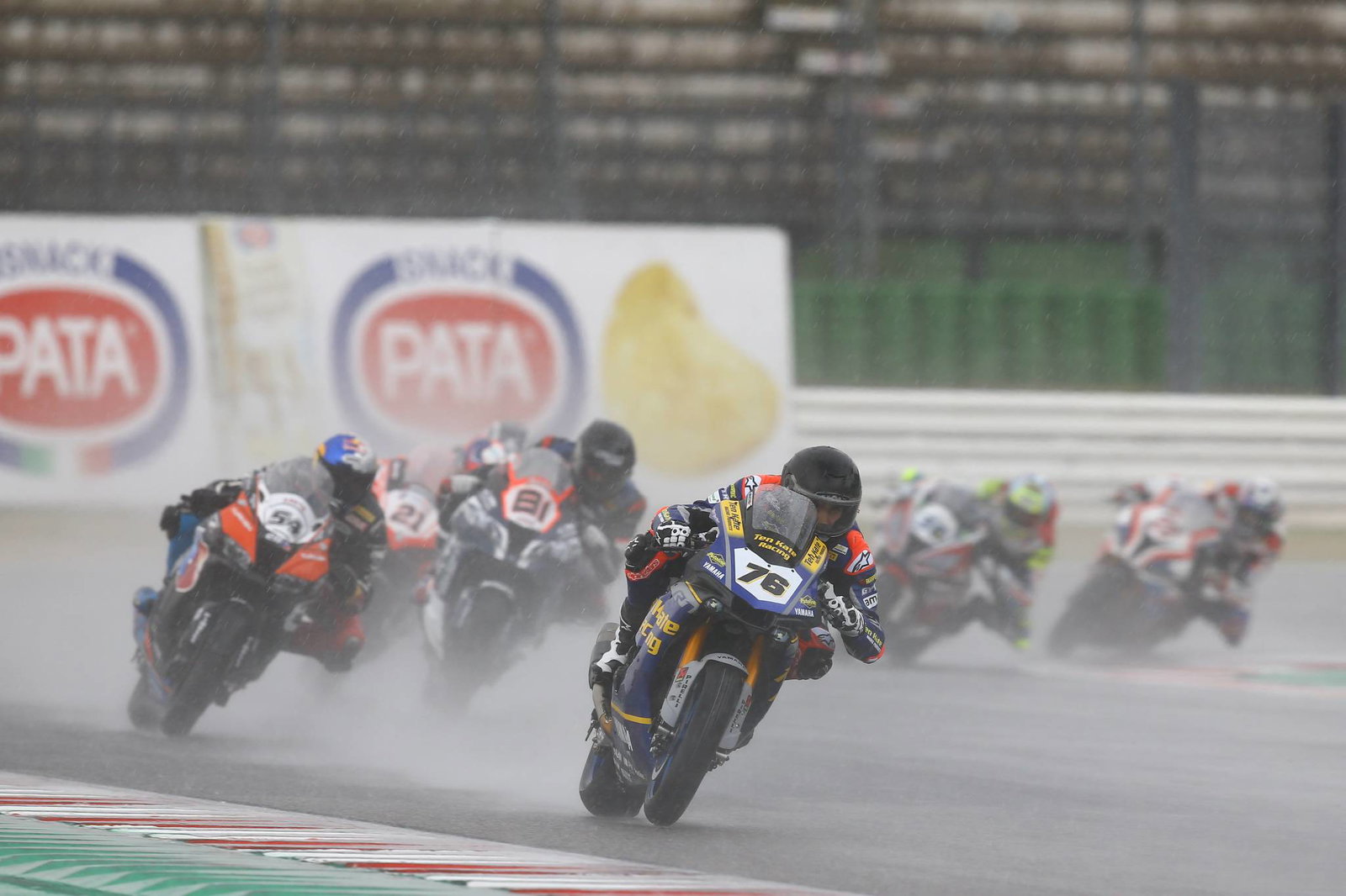 Lowes menjadi korban dari perubahan kondisi basah dalam perburuan kemenangan