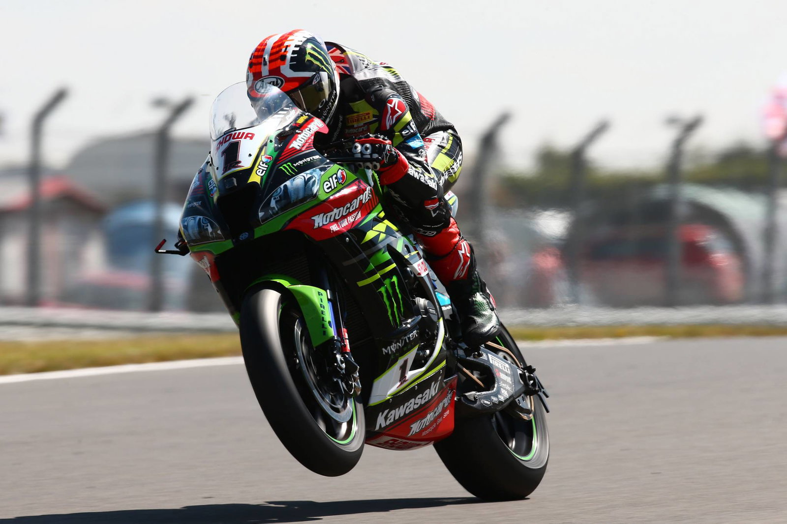 Rea menyelesaikan turnaround dengan kemenangan tiga kali lipat di Donington Park