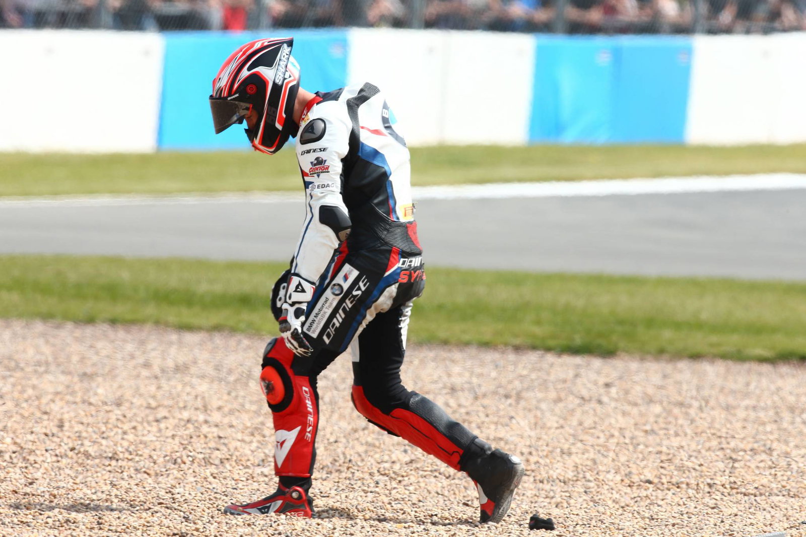 Davies ditahan dengan pompa lengan di Donington Park