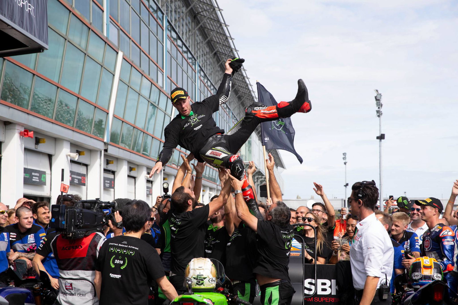 Rea menang untuk merebut gelar World Superbike tanpa Bautista