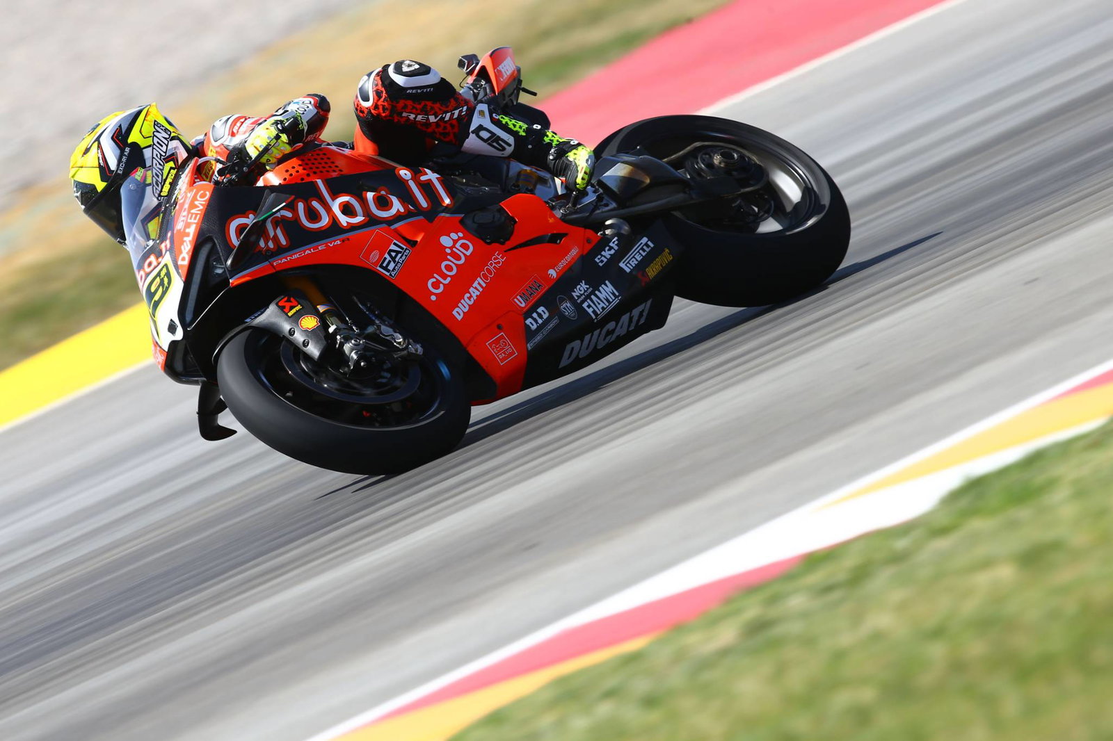 Bautista dan Rea memperdagangkan waktu putaran tercepat untuk melewati badai