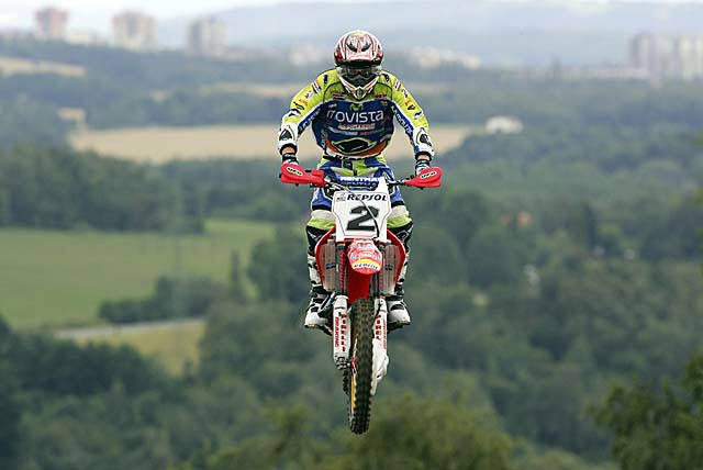 Barragan joins KTM`s 2006 factory MX1 line-up. 