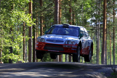 Mud-slinging begins before rally showdown.