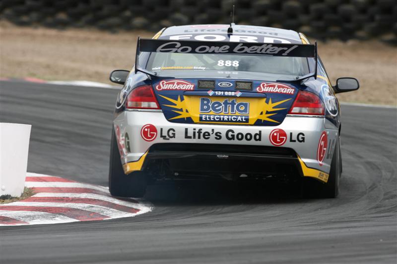 Morris in more trouble in first Bahrain round.