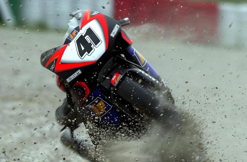 Casoli crash spoils new R6 debut.