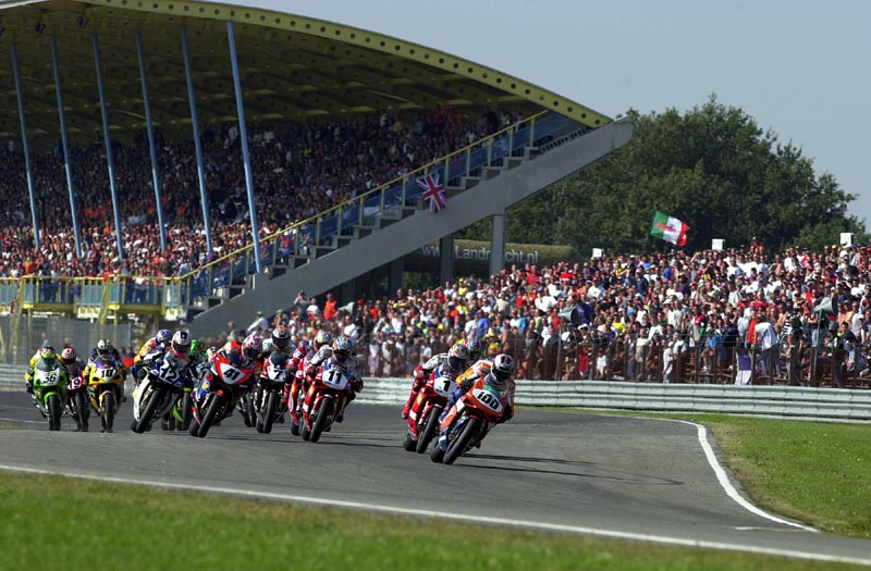 Vd Bosch breaks lap record on Supersport debut.