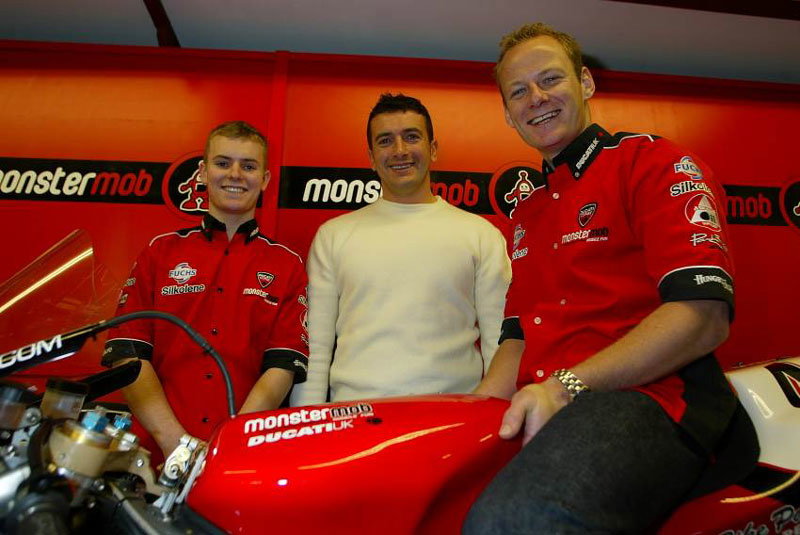 Fans tell Suzuki: Race in Rizla blue.