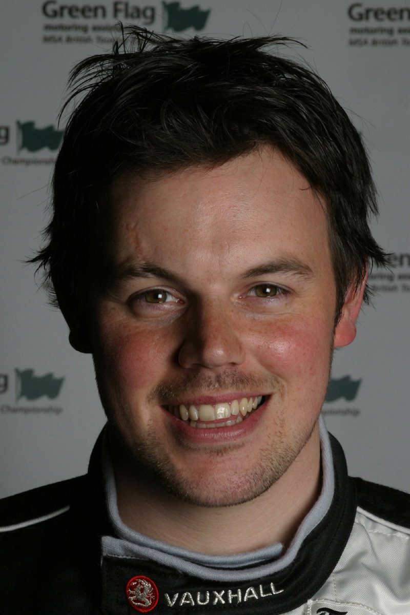 VX do the job - Thompson races at Knockhill.