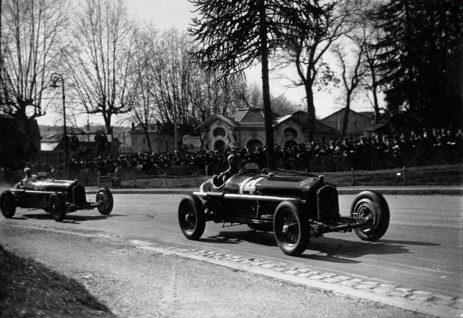 Verstappen crashes on F1 demo run