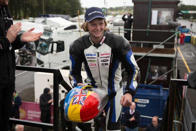 Classic TT: Awesome Anstey unstoppable on YZR500 Yamaha