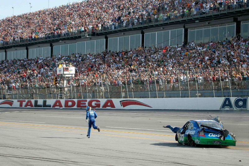 Protege Keselowski surprises Earnhardt in final laps