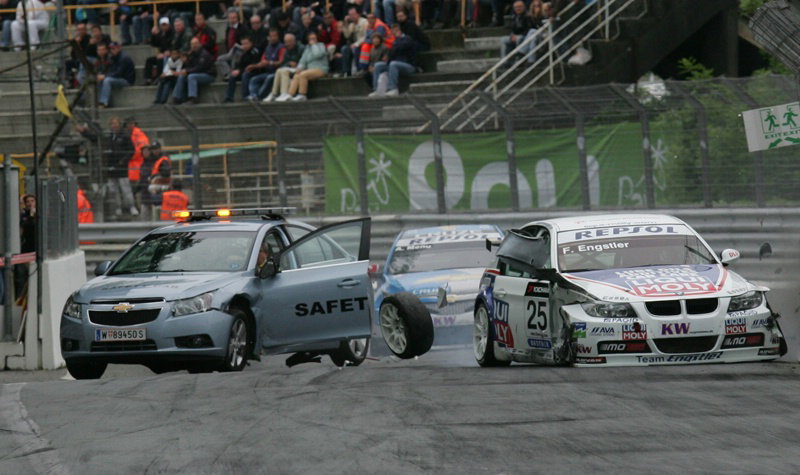 Yvan Muller wins Valencian opener