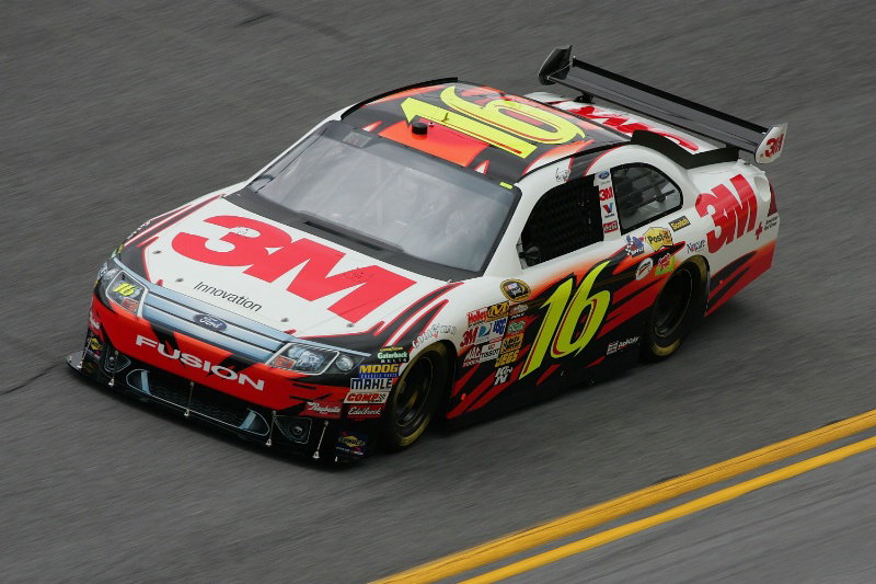 Bowyer clinches narrow win over Harvick