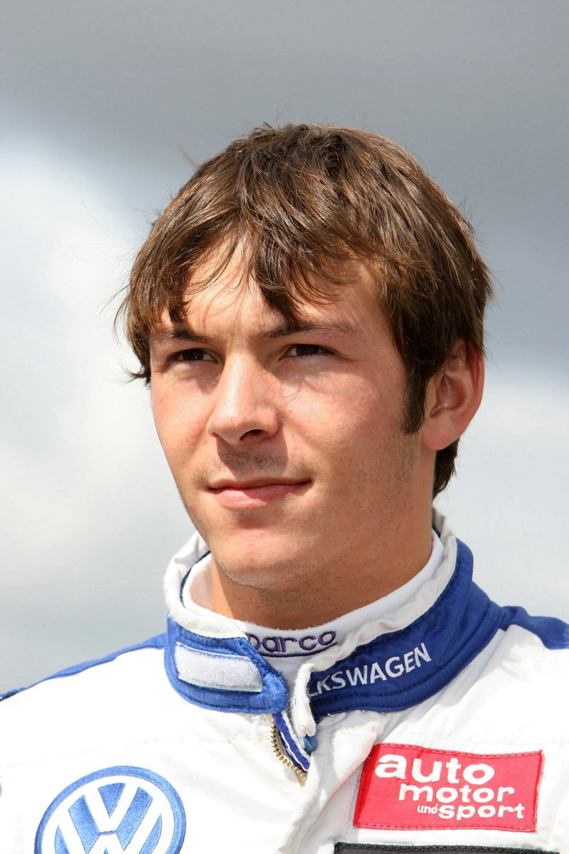 Dan Clarke signs Lights deal with Walker