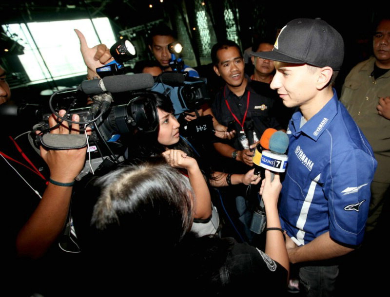 Rossi, Hayden take part in ice races won by Alonso