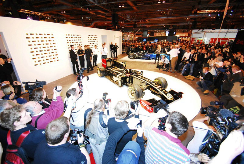 Mercedes rubbish claims they are chasing Vettel