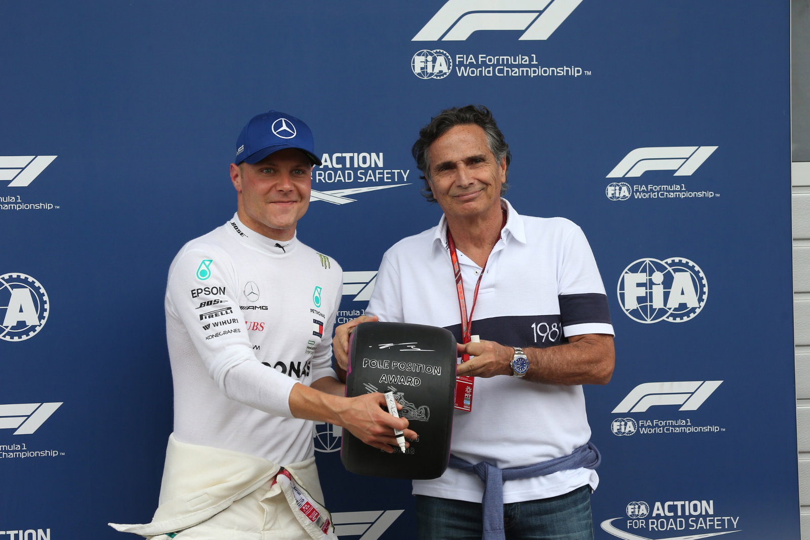 - Kualifikasi, Perayaan di parc fermee, penghargaan pole position Pirelli Valtteri Bottas (FIN) Mercedes AMG F1 W09 dengan Nelson