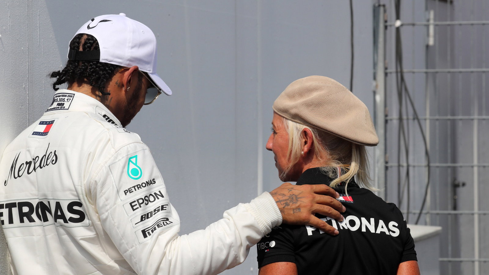  - Qualifying, Lewis Hamilton (GBR) Mercedes AMG F1 W10 pole position with Angela Cullen (NZL) Mercedes AMG F1