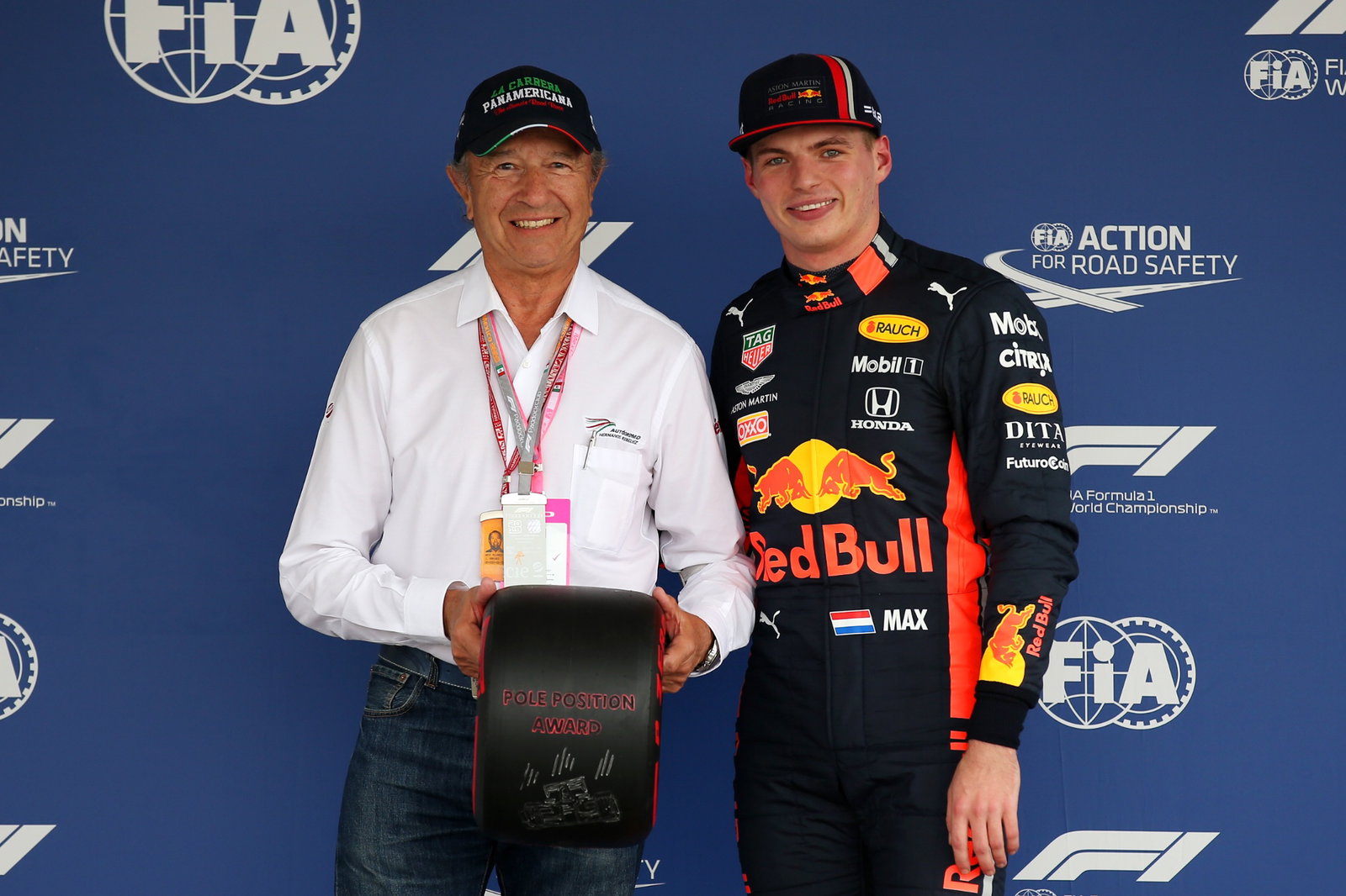 Jo Ramirez (MEX ) dan Max Verstappen (NLD) Red Bull Racing RB15