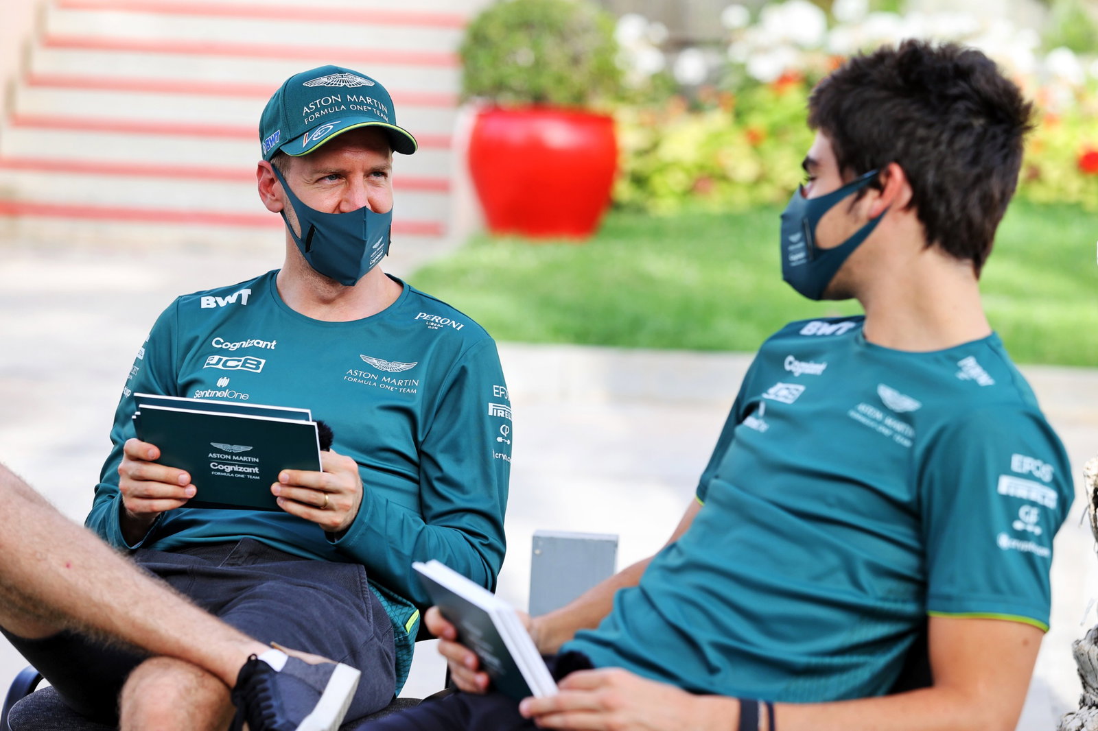 (L ke R ): Sebastian Vettel (GER) Tim Aston Martin F1 dengan rekan setimnya Lance Stroll (CDN) Aston Martin F1