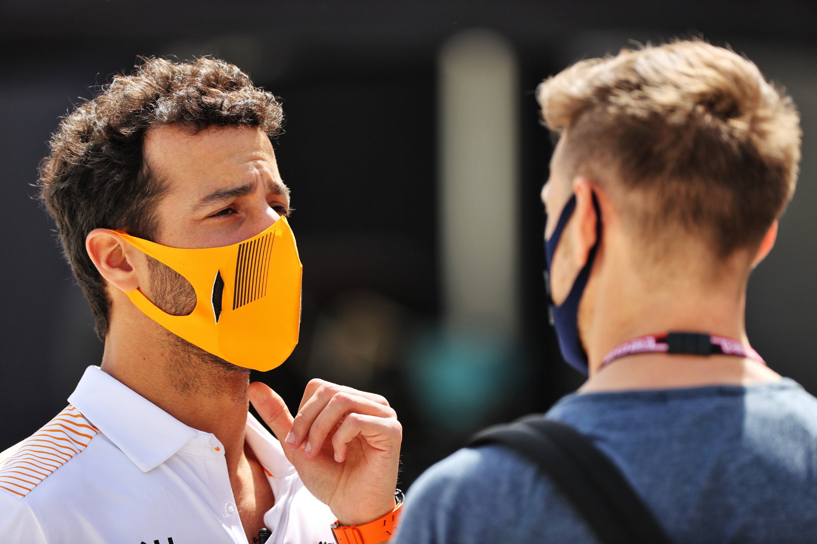 (L ke R ): Daniel Ricciardo (AUS) McLaren dengan Jenson Button (GBR) Presenter F1 Sky Sports / Williams Racing Senior