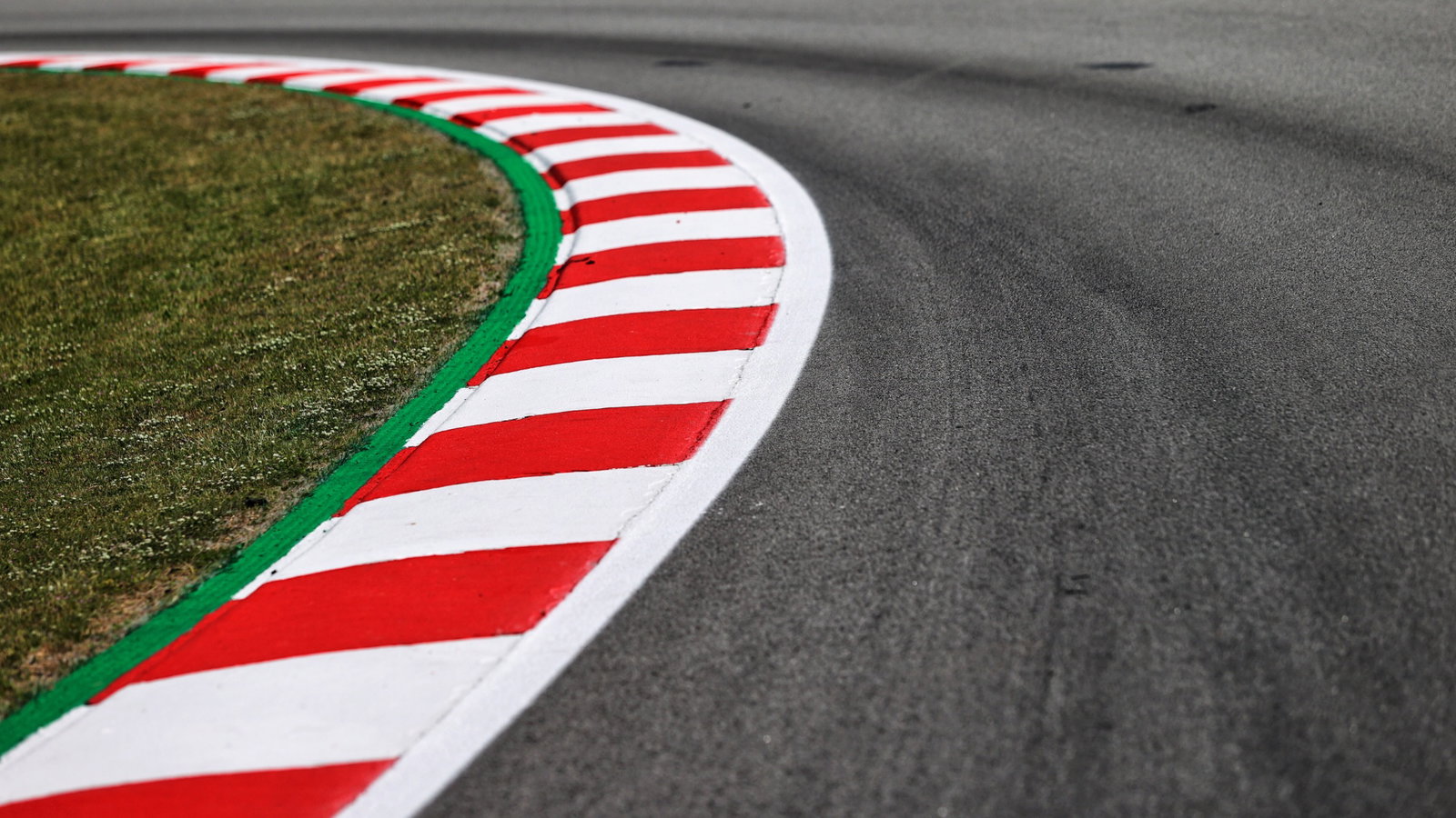 Circuit atmosphere - kerb