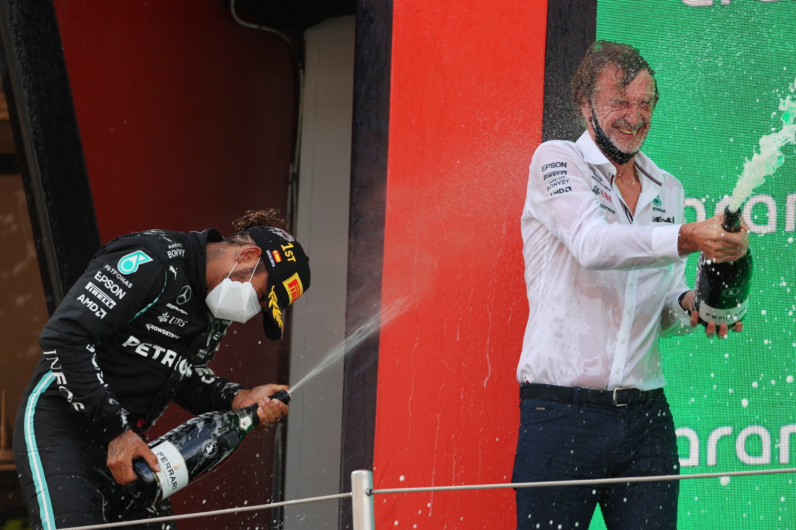 Tempat pertama Lewis Hamilton (GBR) Mercedes AMG F1 dengan Sir Jim Ratcliffe Chief Executive Officer of