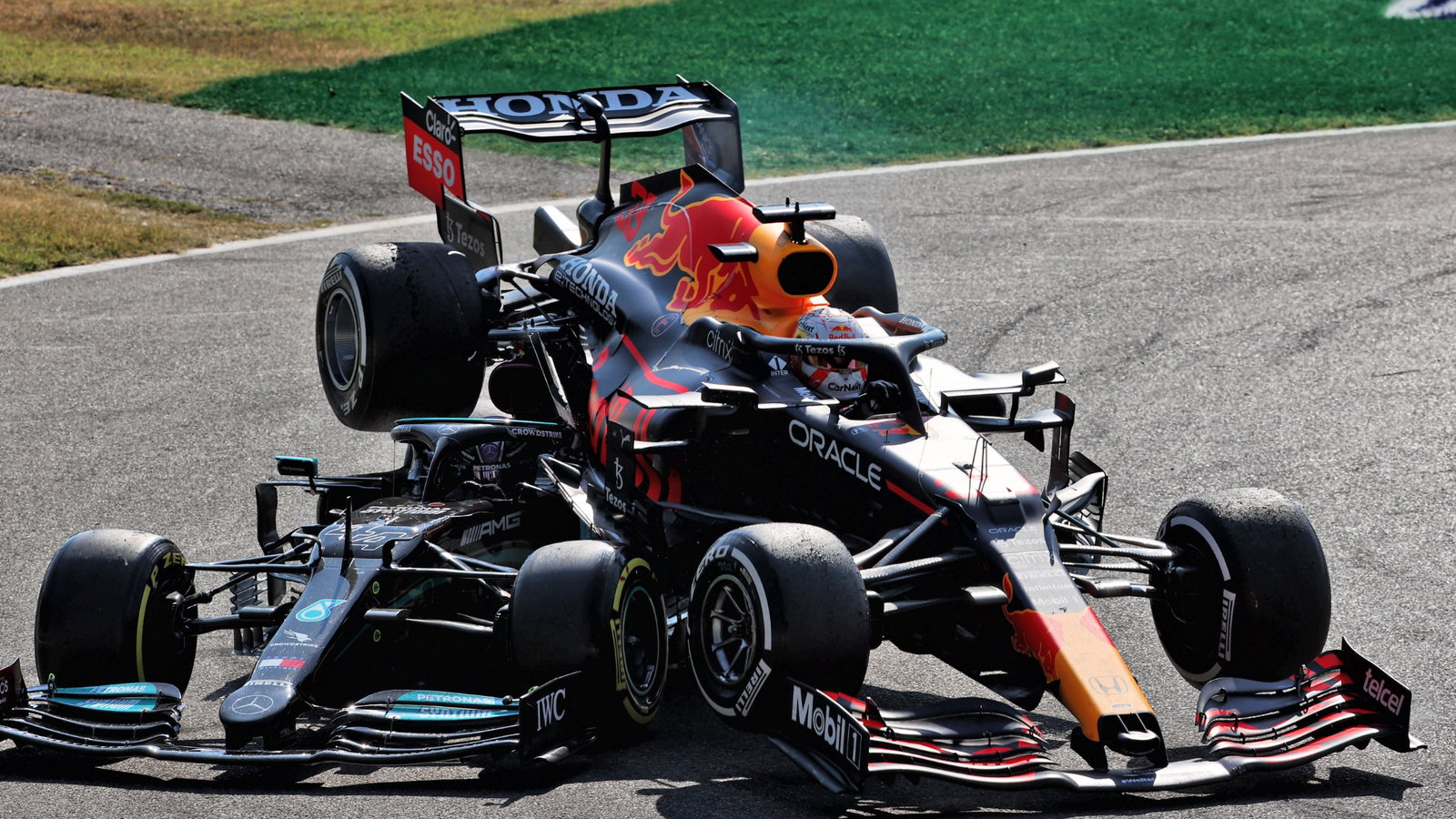 Max Verstappen (NLD) Red Bull Racing RB16B and Lewis Hamilton (GBR) Mercedes AMG F1 W12 crash at the first