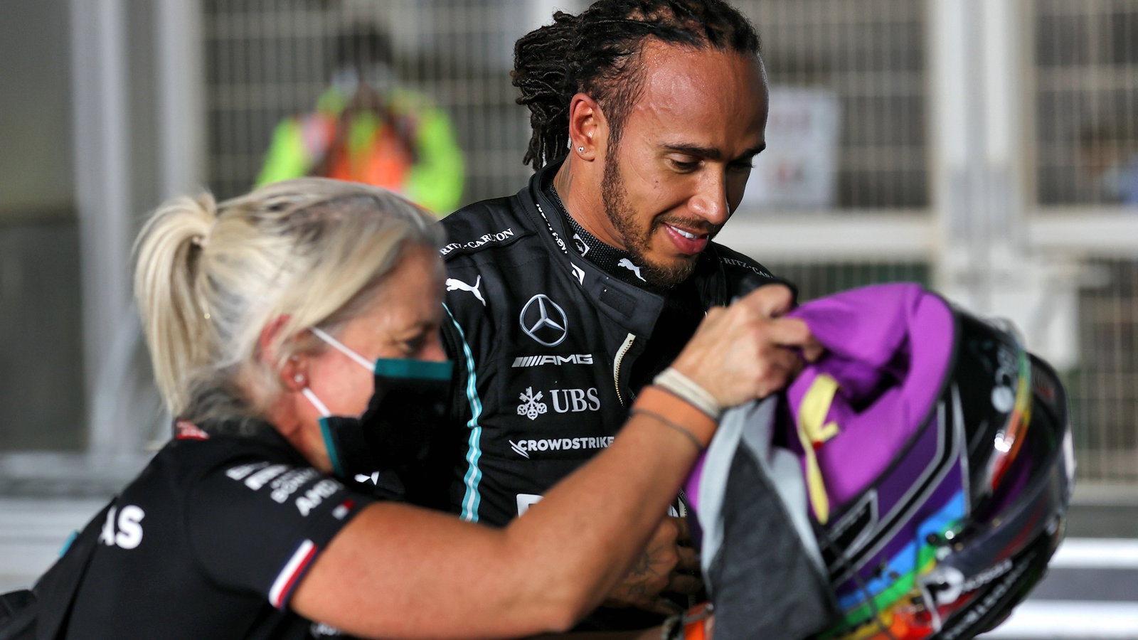 Pole sitter Lewis Hamilton (GBR) Mercedes AMG F1 in qualifying parc ferme with Angela Cullen (NZL) Mercedes AMG F1