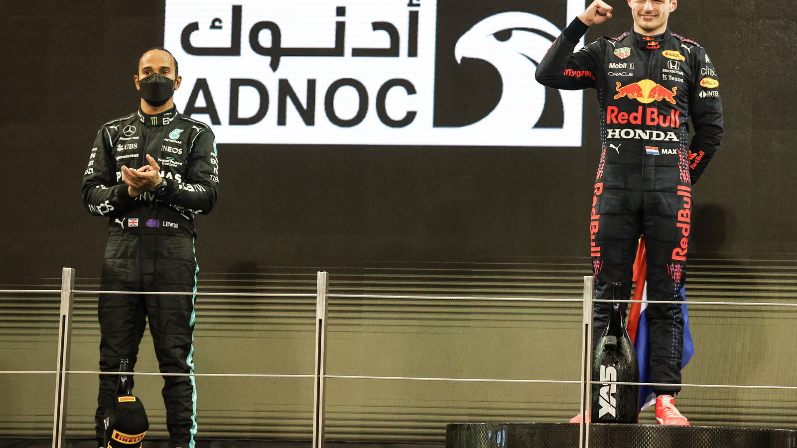 Lewis Hamilton (GBR), Mercedes AMG F1 and Max Verstappen (NLD), Red Bull