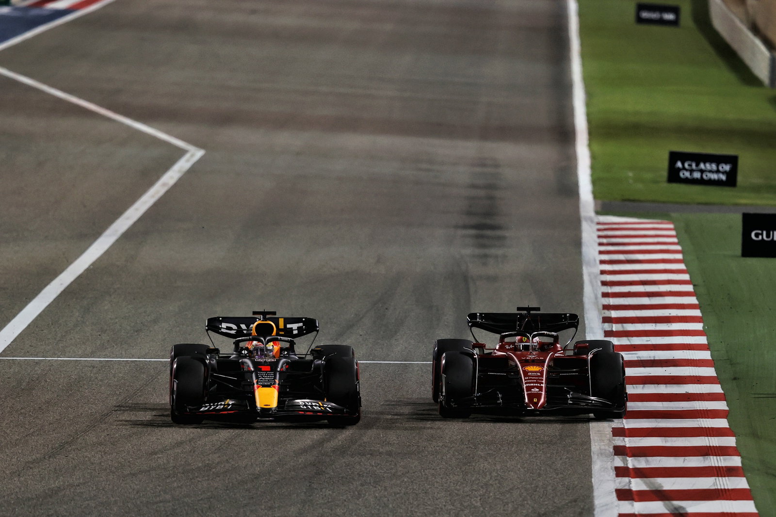 Charles Leclerc (MON) Ferrari F1-75 and Max Verstappen (NLD) Red Bull Racing RB18 battle for position.