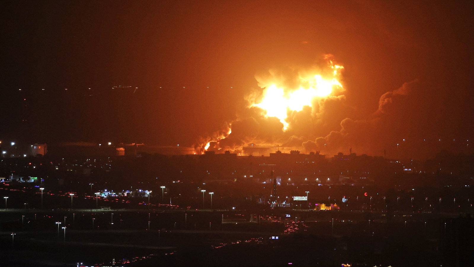 Circuit atmosphere - fire following a missile strike on an Aramco oil