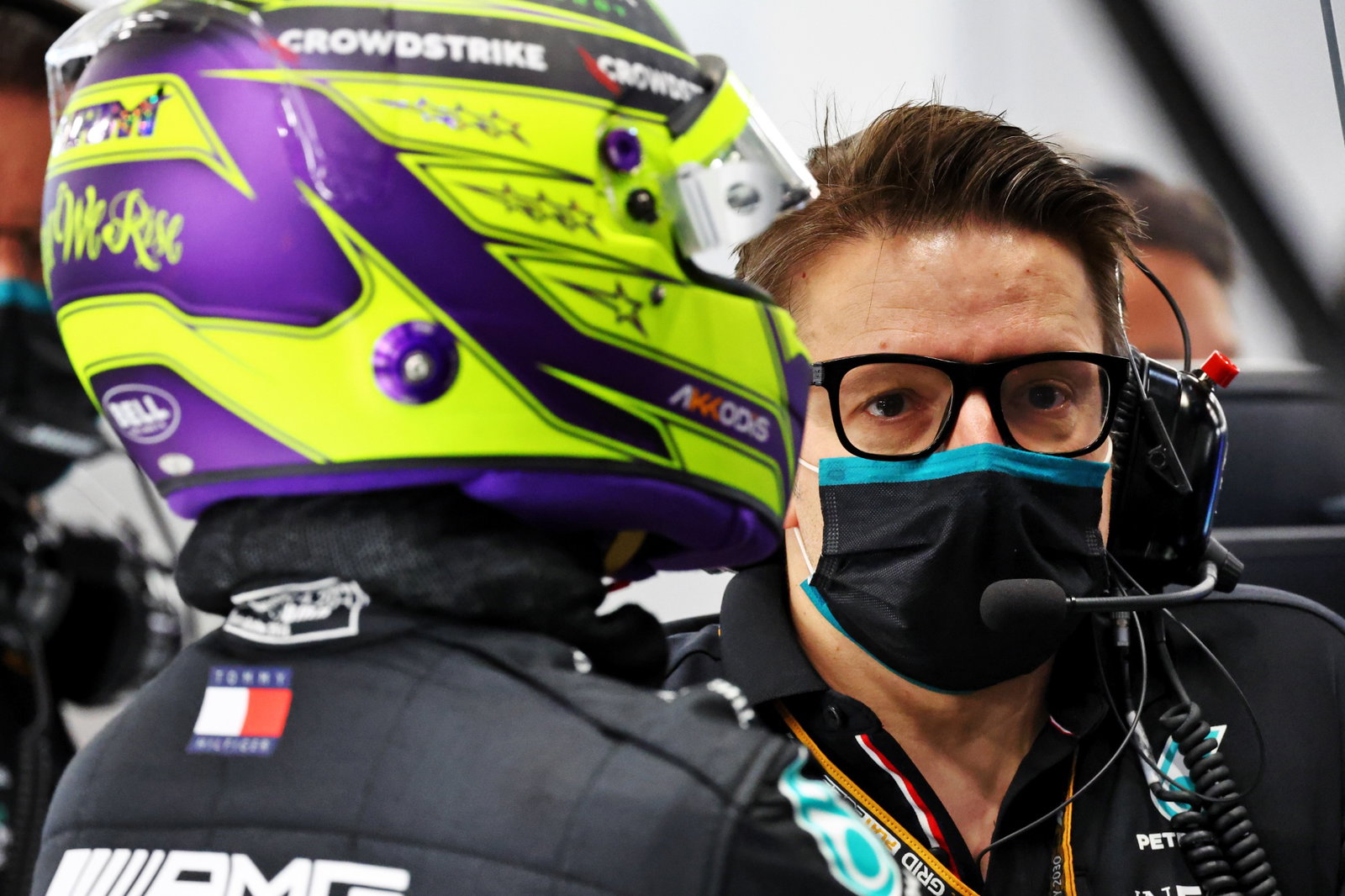 Lewis Hamilton (GBR) ) Mercedes AMG F1 dan Peter Bonnington (GBR) Mercedes AMG F1 Race