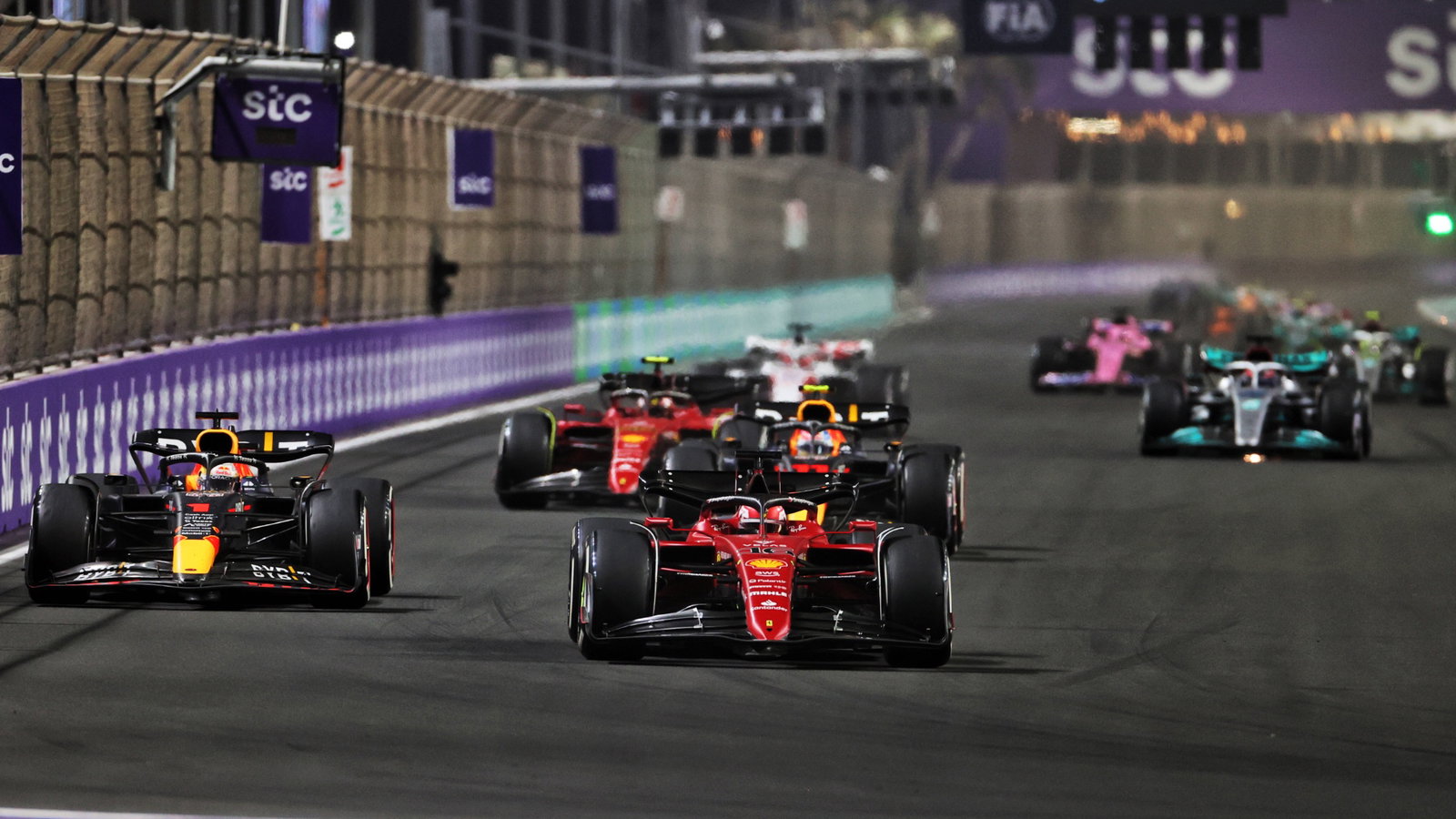 Charles Leclerc (MON) Ferrari F1-75 leads Max Verstappen (NLD) Red Bull Racing RB18.