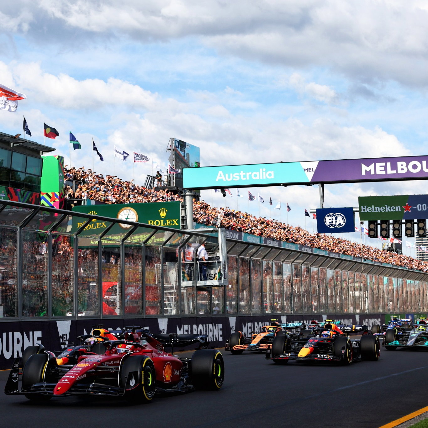 Charles Leclerc (MON) Ferrari F1-75 leads at the start of the race. Formula 1 World Championship, Rd 3, Australian Grand