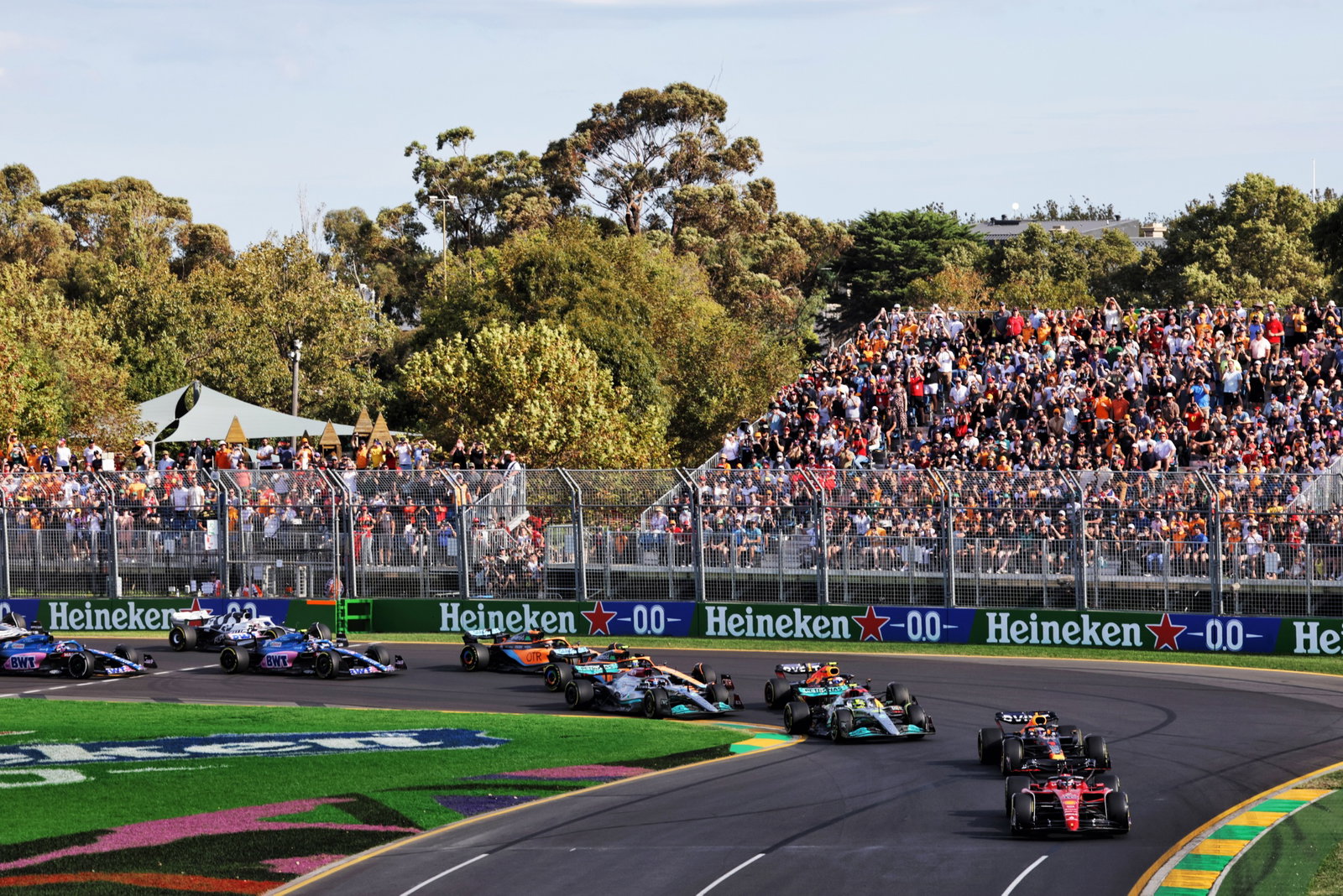 Charles Leclerc (MON) ) Ferrari F1-75 memimpin di awal balapan. Kejuaraan Dunia Formula 1, Rd 3, Australian Grand