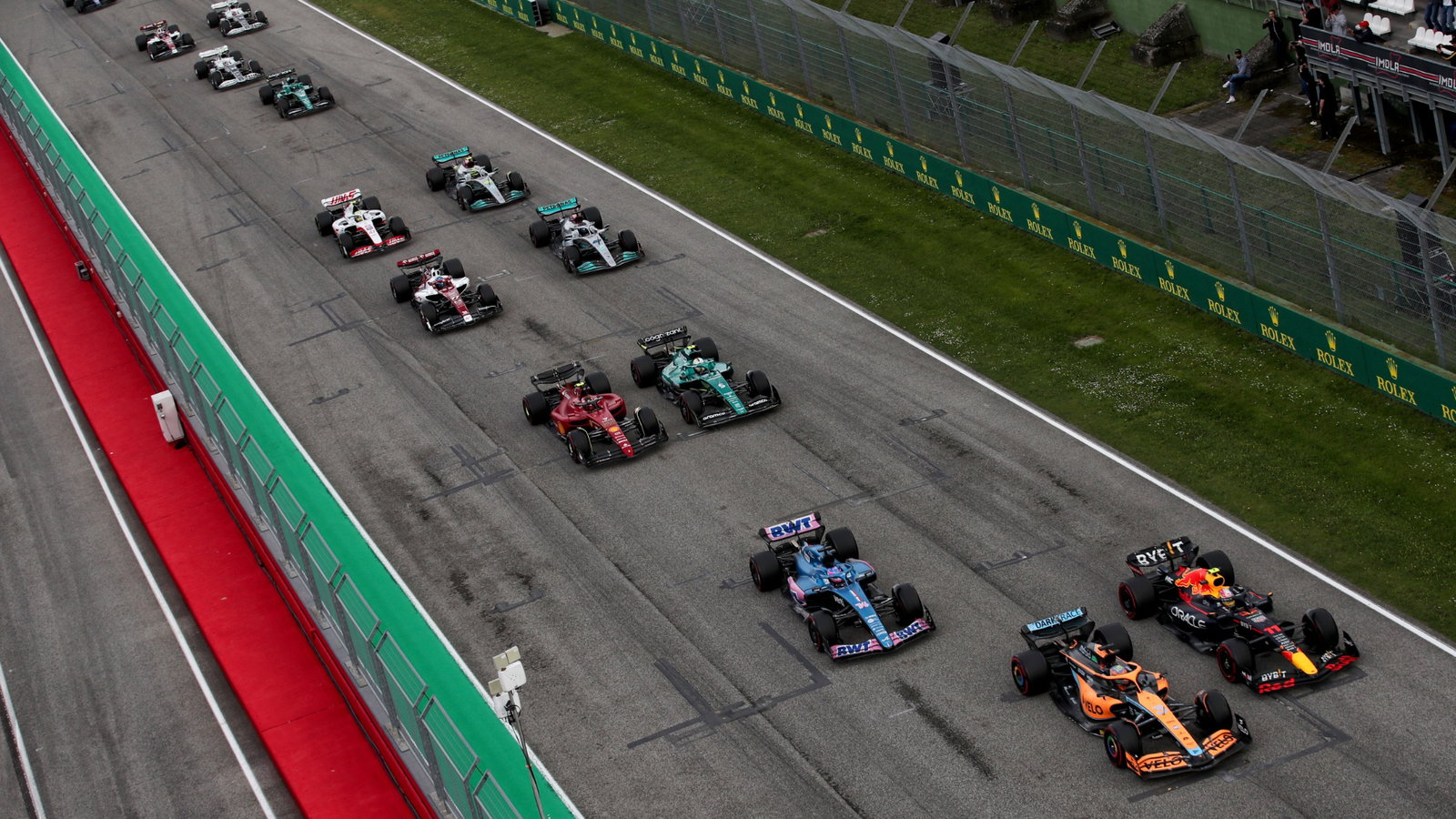 Daniel Ricciardo (AUS) McLaren MCL36 and Sergio Perez (MEX) Red Bull Racing RB18 at the start of the race. Formula 1 World