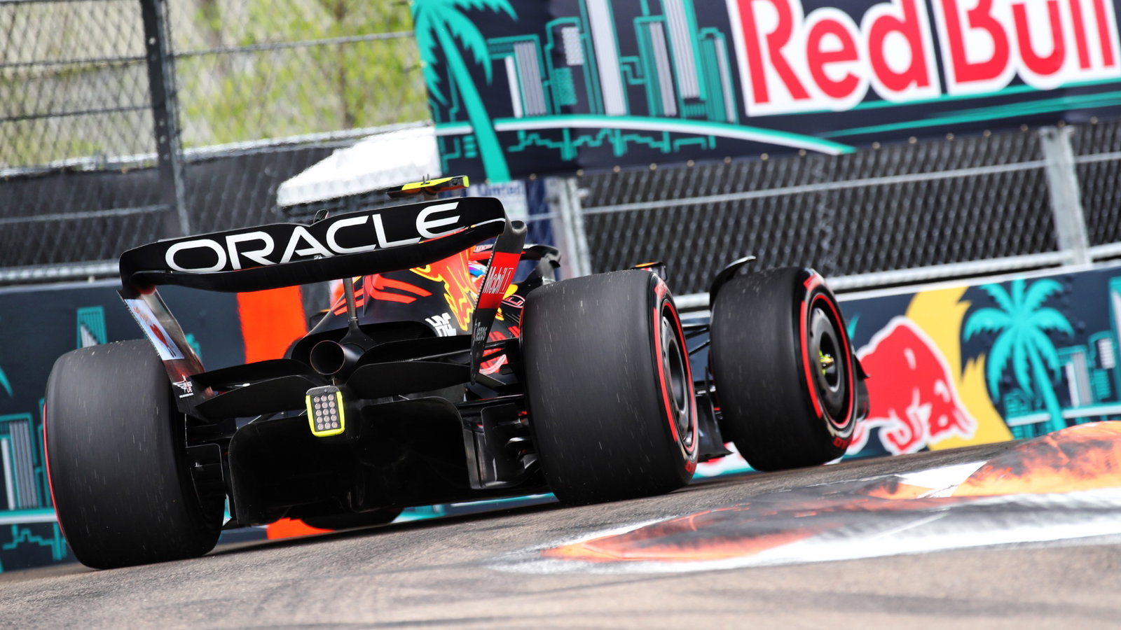 Sergio Perez (MEX) Red Bull Racing RB18.
