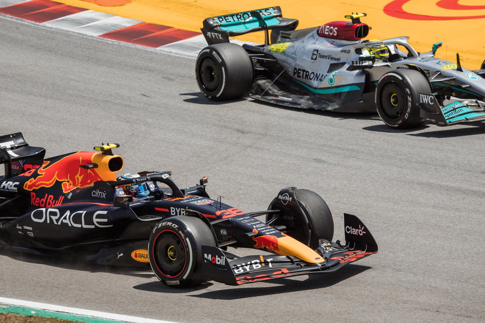 Juri Vips (EST) ) Pembalap Tes Red Bull Racing RB18 dan Lewis Hamilton (GBR) Mercedes AMG F1 W13. Formula 1 Dunia